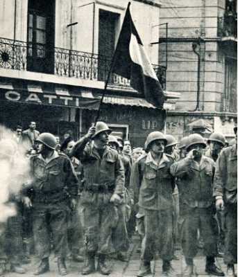  Henri AVELIN 
 au centre avec le drapeau
lors des Barricades d'ALGER
