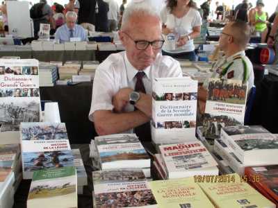   Pierre MONTAGNON 
devant ses livres
