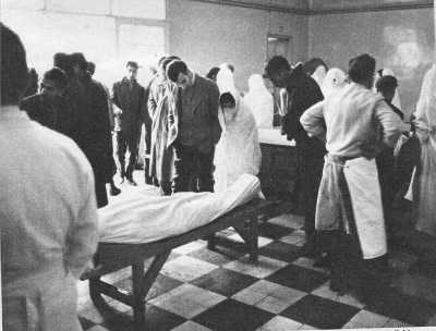  Rue d'Isly - 26 mars 1962 
---- 
la Morgue de l'Hopital MUSTAPHA
