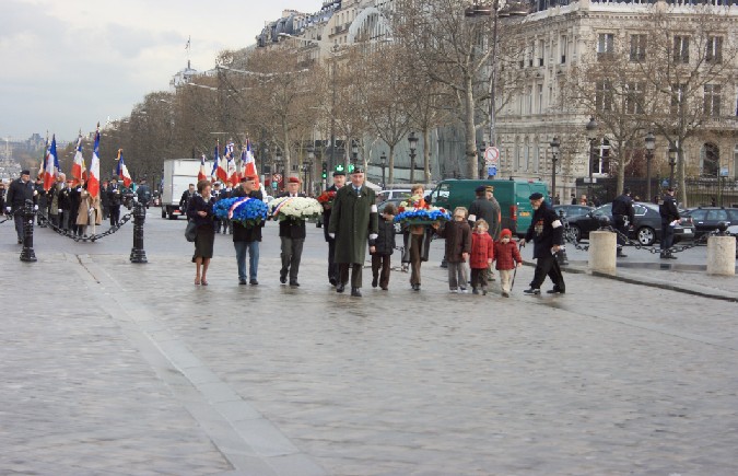  PARIS - 26 Mars 2008 
----
Les petits enfants de disparus
devant l'Arc de Triomphe
