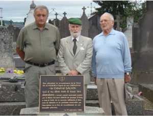 Sur la tombe de Raoul SALAN
----
Lt Patrick LEMAIRE 
  Louis De CONDE  
S/Lt Philippe LEMAIRE