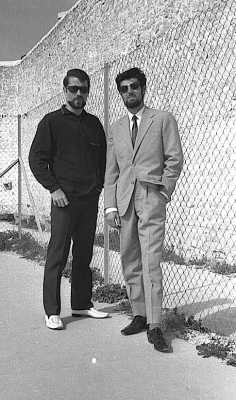   Marcel FERNANDEZ  
 et Harry Marti
 dans la cour de promenade