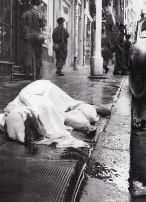  Un cadavre dans une rue
 d'Alger en 1962 
