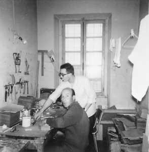  Prison de TOUL 
---- 
Elie AZOULAI et 
Pierre BARES dans
l'atelier de bricolage
